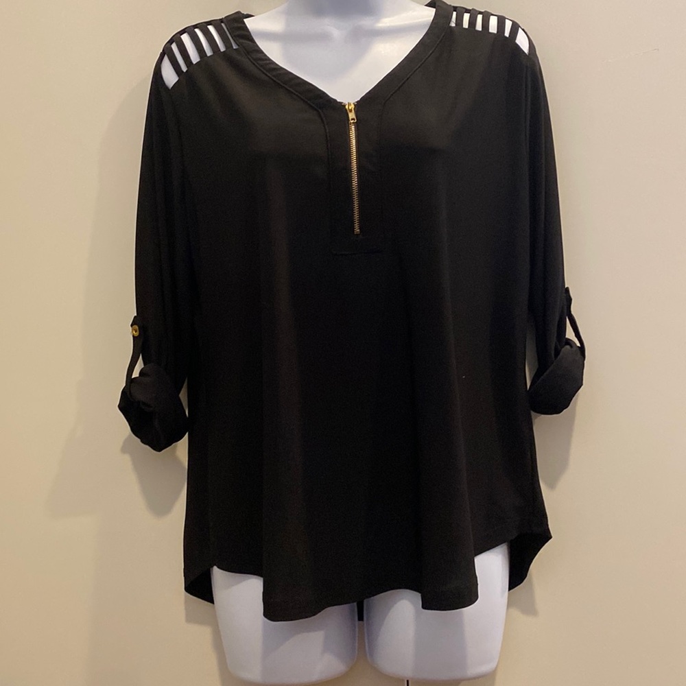L Mine black Fredy blouse with 3/4 sleeve with buttons that create a long sleeve